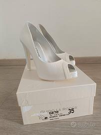 Scarpe bianche eleganti o da sposa con tacco alto