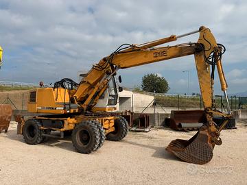 ESCAVATORE USATO GOMMATO LIEBHEER 912