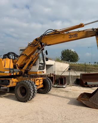 ESCAVATORE USATO GOMMATO LIEBHEER 912