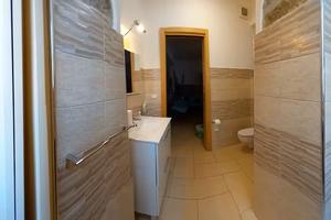 Appartamento ristrutturato + magazzini