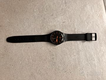Swatch nero e arancione