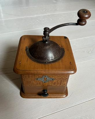 Vecchio macinino macina caffe - primi 900