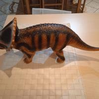Triceratopo in plastica misura XL