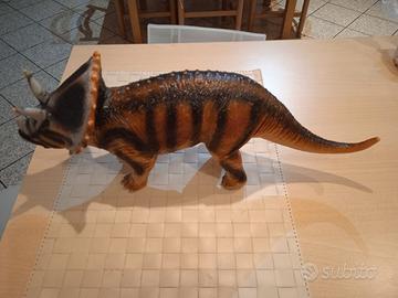 Triceratopo in plastica misura XL
