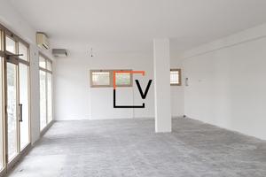 NEGOZIO CON 4 VETRINE COME INVESTIMENTO