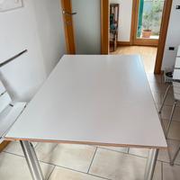 Tavolo da cucina o sala da pranzo