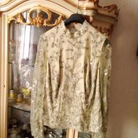 Camicia in seta e pizzo verde.