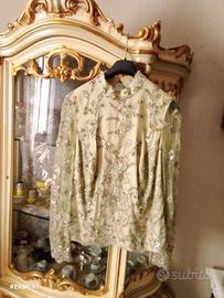 Camicia in seta e pizzo verde.