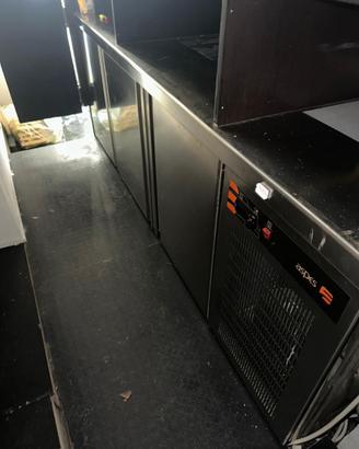 Banco refrigerato rivestito nero