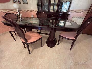Tavolo in mogano e vetro e quattro sedie