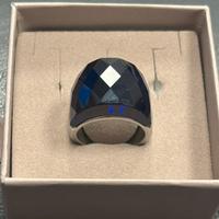 Anello a fascia con cristallo blu multisfaccettato