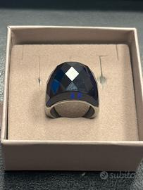 Anello a fascia con cristallo blu multisfaccettato
