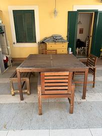 TAVOLO E SEDIE IN LEGNO DA ESTERNO