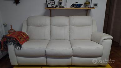 divano tre posti con poggiapiedi