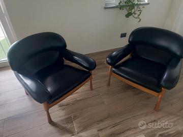 Coppia di poltrone in pelle e legno