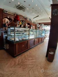 Fuorigrotta, ceditura storico bar, Viale Augusto