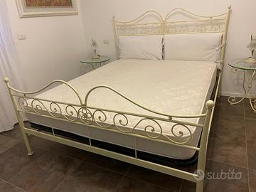 letto in ferro battuto completo di comodini