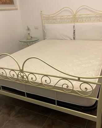 letto in ferro battuto completo di comodini