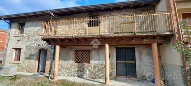 CASA SEMINDIPENDENTE A FORNOVO DI TARO