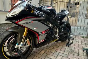Aprilia rsv4 Factory pista