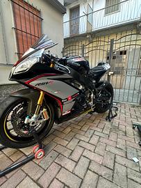 Aprilia rsv4 Factory pista