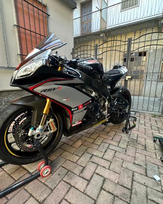 Aprilia rsv4 Factory pista