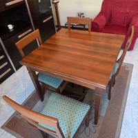 Tavolo da pranzo in legno con 4 sedie