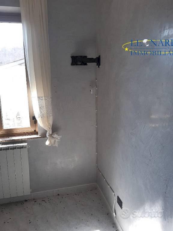 Rustico / Casale di 90 m² con 5 locali a Caprese M - Vista 2