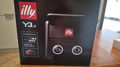 Macchina del caffè espresso illy nuova con capsule