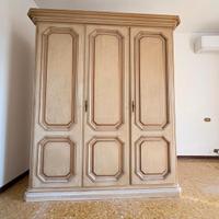 Armadio a tre ante in legno classico
