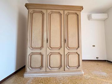 Armadio a tre ante in legno classico