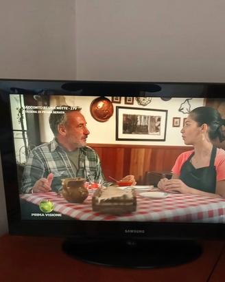 TV SAMSUNG 32 "LCD LE 32D400E1W -ritiro a Bari