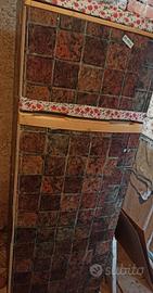 Frigo vintage vecchio mezzo rotto.