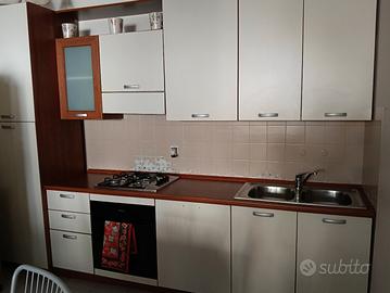 cucina con elettrodomestici 