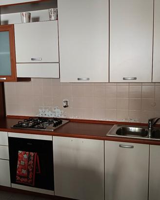 cucina con elettrodomestici 