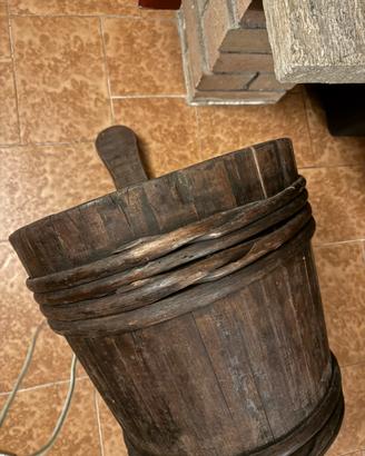 Antico mastello in legno cin cerchi lavorati legno