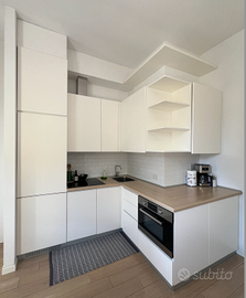 Cucina in legno laccato con elettrodomestici
