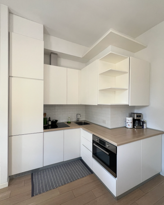 Cucina in legno laccato con elettrodomestici