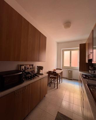 Cucina lineare 3,85 m. e lavatrice Candy Slim 