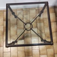 Tavolino in ferro con ripiano in vetro.