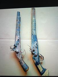 Due pistole antiche decorative 