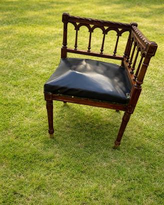 Poltroncina angolare in legno