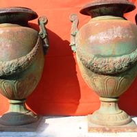 Antico vaso in ghisa