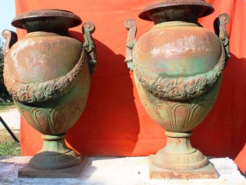 Antico vaso in ghisa