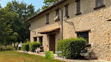 Agriturismo con azienda agricola di 4 ettari