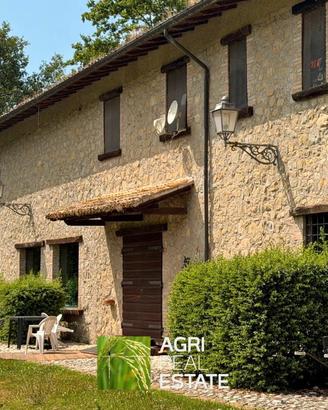Agriturismo con azienda agricola di 4 ettari