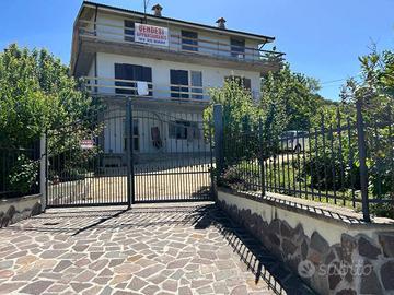 Villa di 400 m² con 5 locali a Pereto