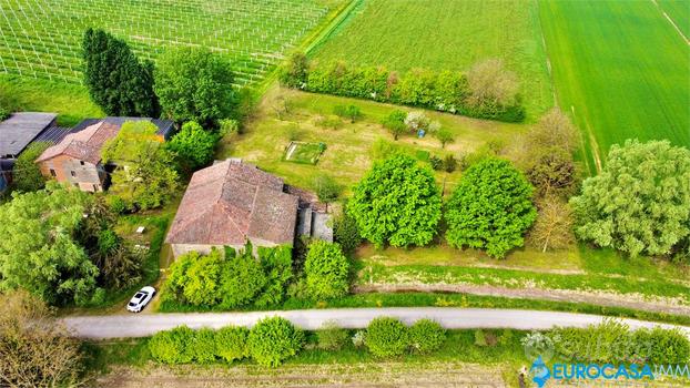 FABBRICO ESCLUSIVO CASALE CON 2 BIOLCHE DI TERRENO