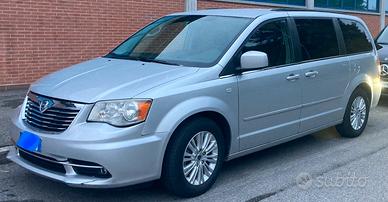 Lancia Voyager 2012