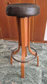 Tre sgabelli in pelle e legno vintage anni '60